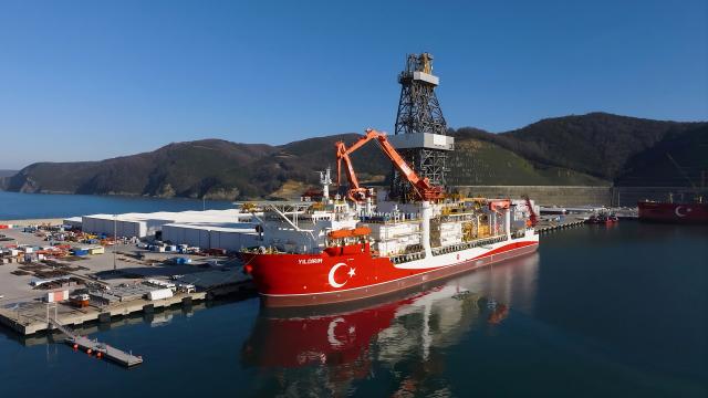 Yıldırım sondaj gemisi Karadeniz'de ilk görevi için yola çıktı; filo 5 gemiye ulaştı