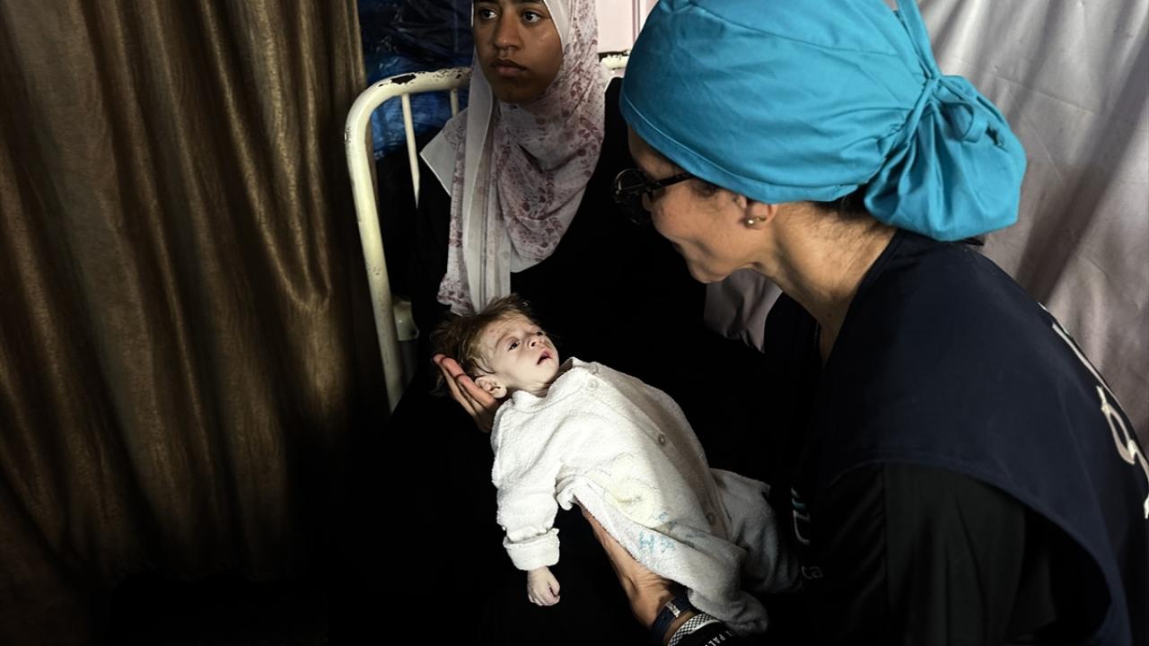 Teşhis edilemeyen bir hastalıkla dünyaya gelen Nira bebek tedavi bekliyor