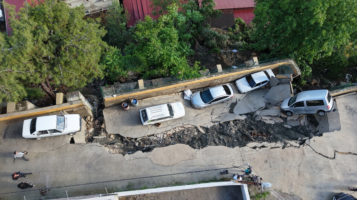 İstinat duvarı çöktü, 5 araç hasar gördü