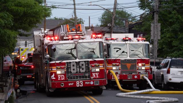 New York’ta Staten Island tersanesinde yangın ve patlama: 1 kişi hayatını kaybetti, yaralı sayısı kaynaklara göre 16–36 arasında