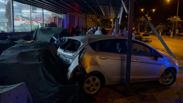 Osmaniye'de Kontrolden Çıkan Araç Manav Tezgahına Girdi, Yaralı Yok