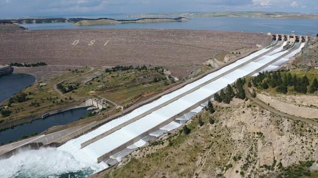 Atatürk Barajı'nda tahliye kapakları 7 yıl sonra açıldı