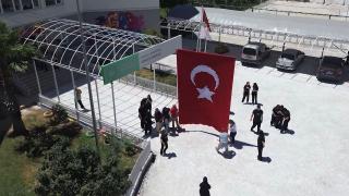 Antalya'da 19 ilçeden gençler 1919 parça ile Türk bayrağı ördü