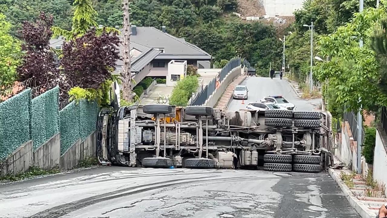 Sarıyer'de yokuşta kayan hafriyat kamyonu devrildi