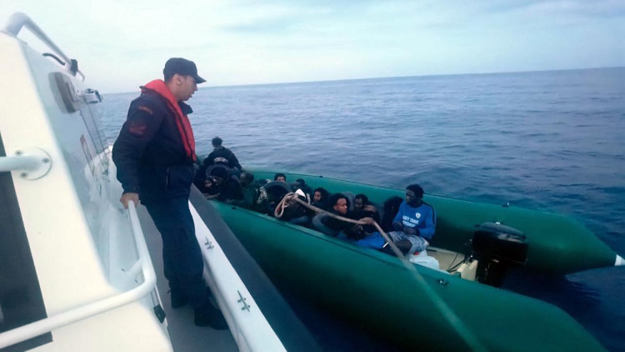 İzmir'de 26 düzensiz göçmen yakalandı