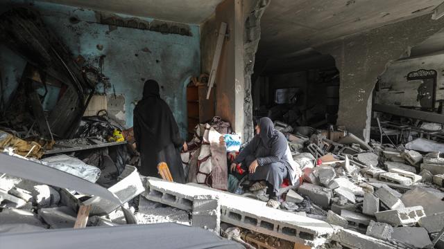 İsrail ordusu Gazze'nin Bureyc Kampı'ndaki bir binayı bombaladı