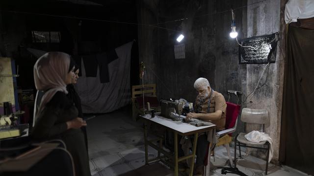 İşitme engelli Filistinli terzi savaşın gölgesinde çalışıyor