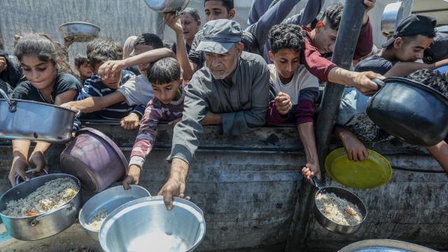 Gazze’de yerinden edilen Filistinlilere sıcak yemek dağıtımı yapıldı