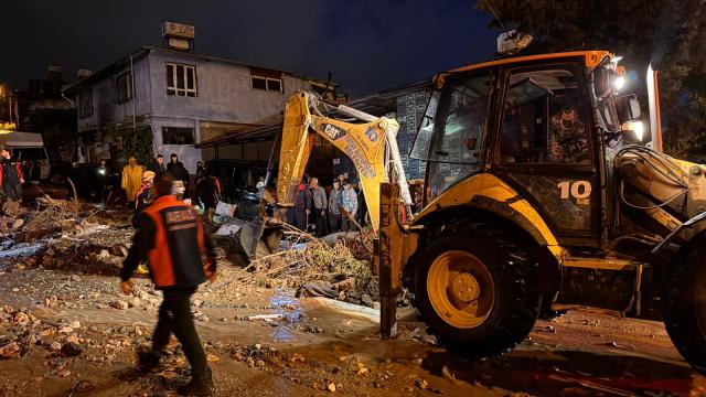Hatay'da şiddetli yağış sonrası heyelan: Antakya'da yamaçtaki ev çöktü, 1 kişi hayatını kaybetti
