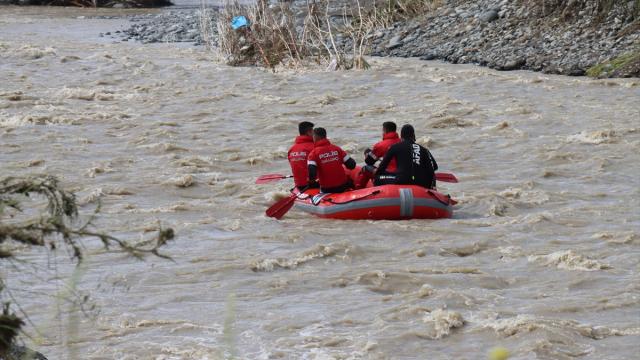 Hatay'da 3 kişinin öldüğü sağanakta sele kapılarak kaybolan 2 genç aranıyor