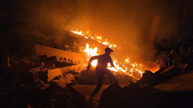 Katil İsrail ordusu Gazze'de apartmanı bombaladı