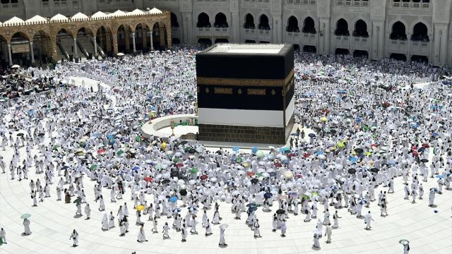 Hacı adayları Kurban Bayramı öncesi son cuma namazını Kabe'de kıldı