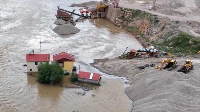 Sivas'ta Kelkit Nehri'nin taşmasıyla Akçağıl Köprüsü ve bazı seralar su altında kaldı