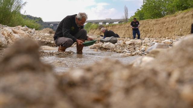 Akarsu yataklarında kırıntı madenciliği ile altın arıyorlar