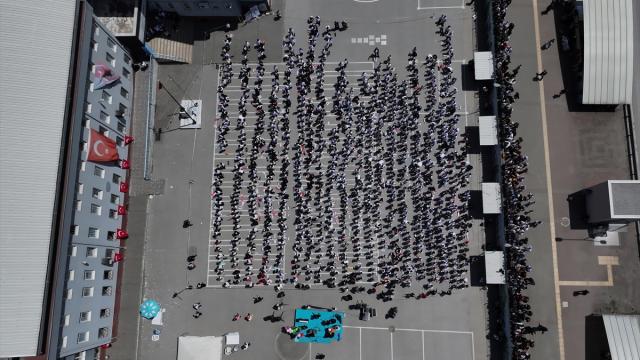 Aynı anda melodika çalan 985 öğrenci Guinness Rekorlar Kitabı'na girmeyi hedefliyor