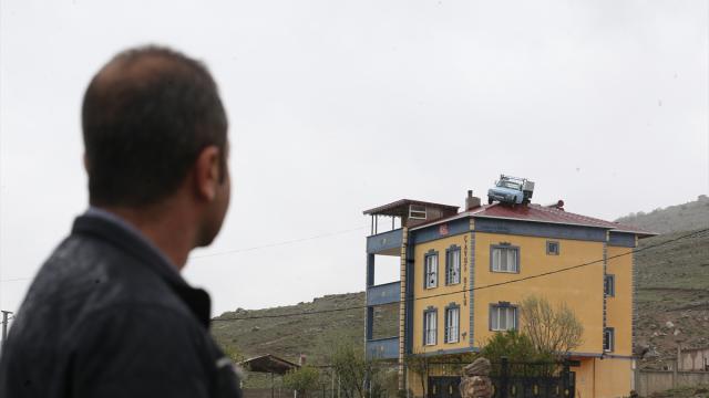 Niğde'de 10 yıldır binanın çatısında duran pikap dikkati çekiyor