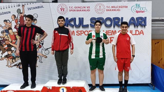 Genç sporcular azimleri ve alın terleriyle Türk bayrağını dalgalandırıyor