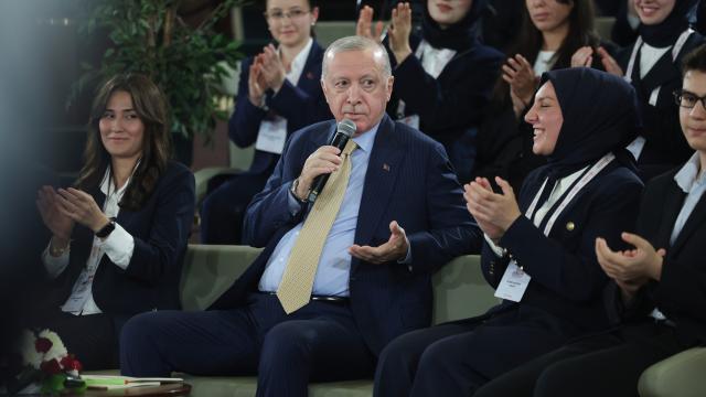 Cumhurbaşkanı Erdoğan, gençler ve milli sporcularla bir araya geldi
