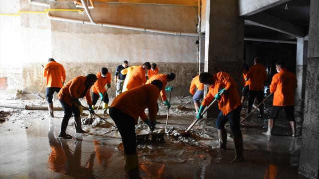 Hükümlüler selden etkilenen Havza'da yaraları sarmak için görev yapıyor