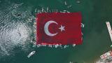 Sapanca Gölü'nde 1923 metrekarelik Türk bayrağı