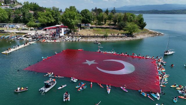 Sapanca Gölü'nde 1923 metrekarelik Türk bayrağı açıldı