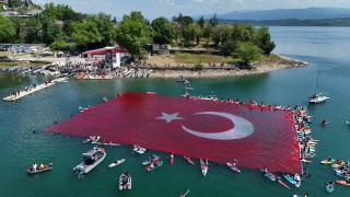 Sapanca Gölü'nde 1923 metrekarelik Türk bayrağı açıldı