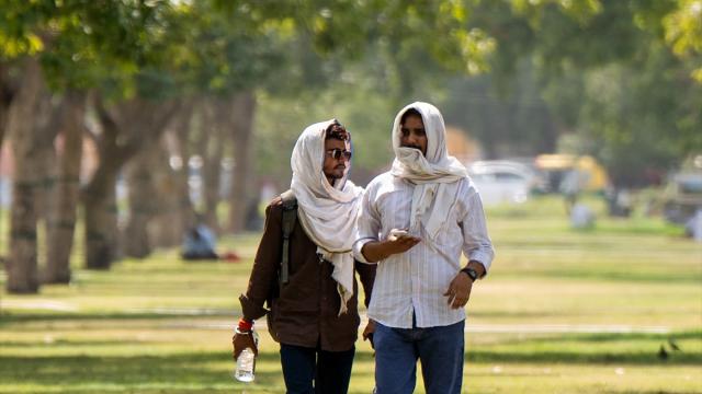 Yeni Delhi'de sıcak hava etkili oluyor