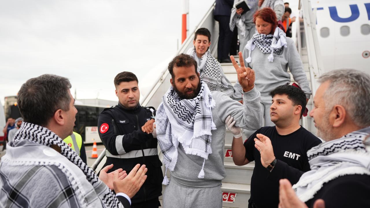 Küresel Sumud Filosu aktivistleri Türk Hava Yolları ile İstanbul'a