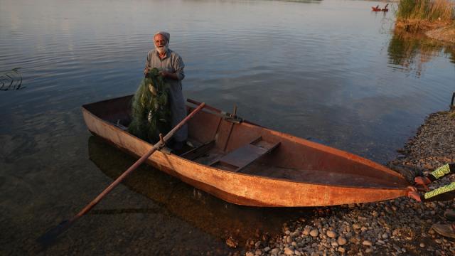 Fırat Nehri'nde bir ömür: 72 yaşındaki balıkçı geleneksel ağ örme sanatını gelecek nesillere aktarıyor