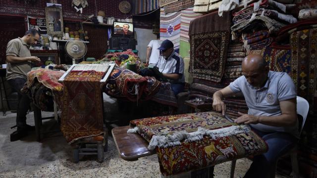 Suriye'nin Halep vilayetinde halı dokuma geleneği ustaların ellerinde yaşatılıyor