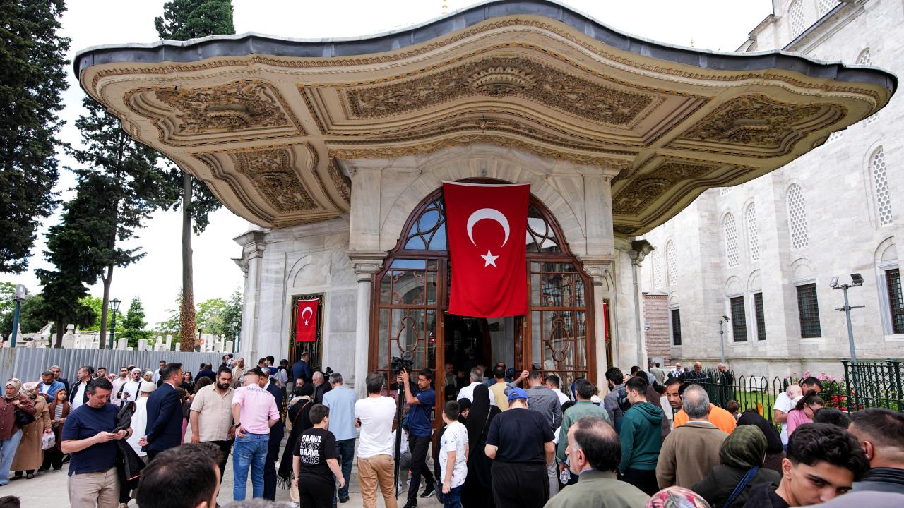 Fatih Sultan Mehmet Han Türbesi'ne vatandaşlardan yoğun ilgi