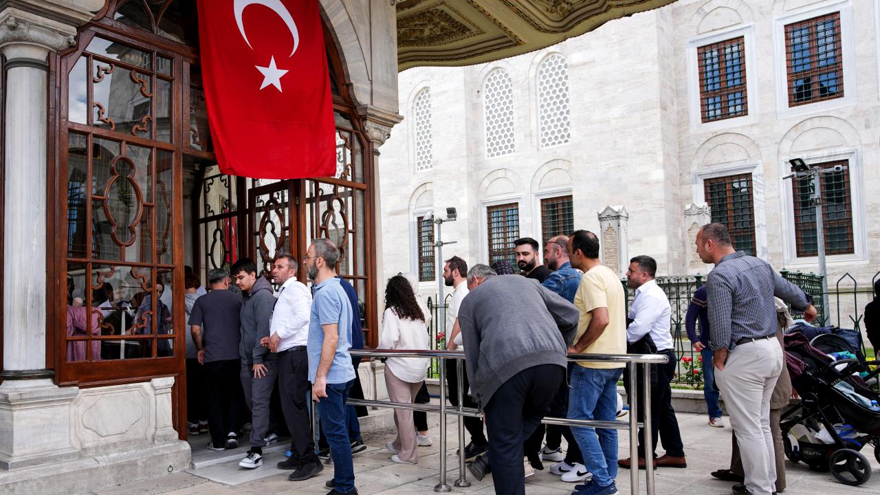 Fatih Sultan Mehmet Han Türbesi'ne vatandaşlardan yoğun ilgi