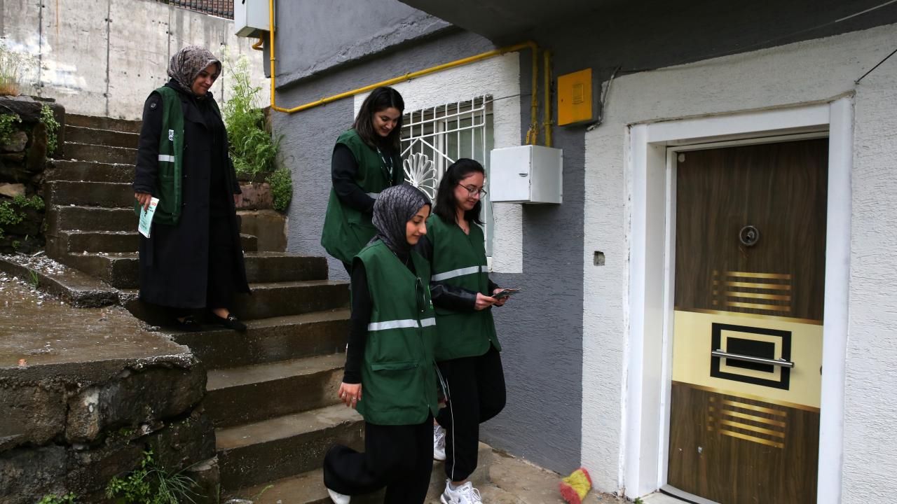 Yeşilay ekipleri kapı kapı gezerek aileleri bağımlılık konusunda bilinçlendiriyor