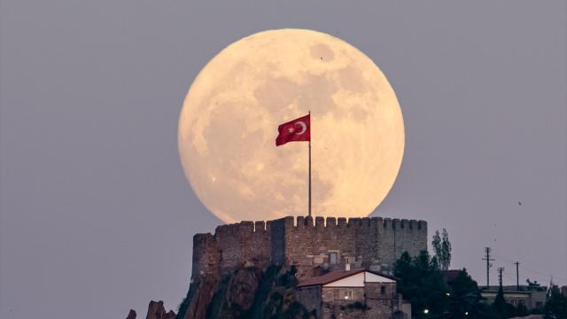 Dolunay gökyüzünde güzel görüntüler oluşturdu