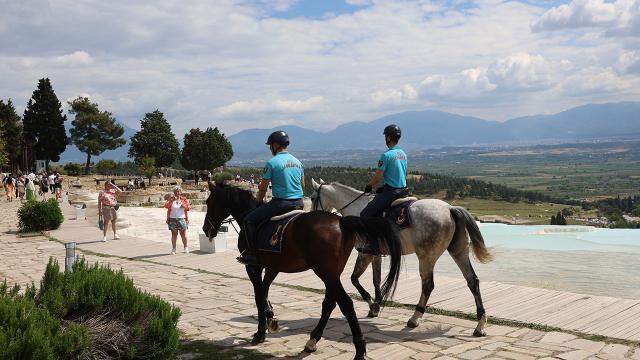 Pamukkale’de atlı jandarma timine yoğun ilgi