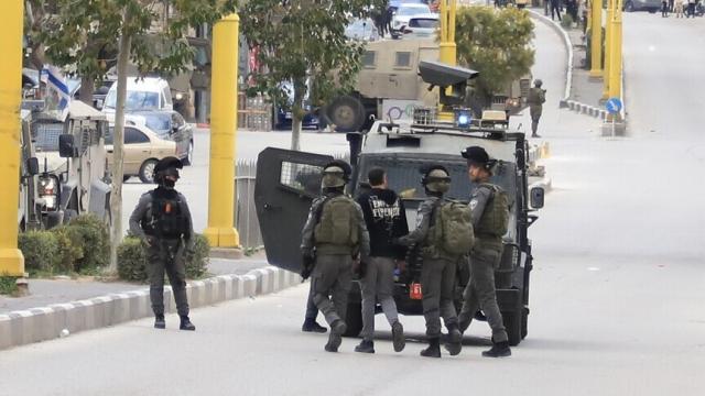 Soykırımcı İsrail askerleri, Batı Şeria'da alıkoyduğu Filistinliyi alnına yazdığı numarayla işaretledi haber görseli