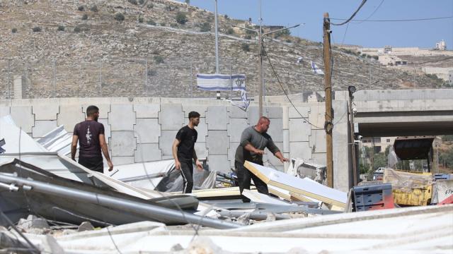 İsrail ordusu Batı Şeria'da sebze pazarındaki iş yerlerini yıktı