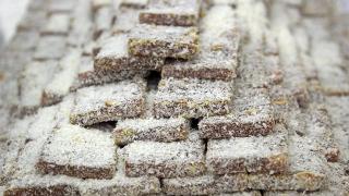 Mersin'in tescilli lezzeti "cezerye" günde 8 ton üretiliyor