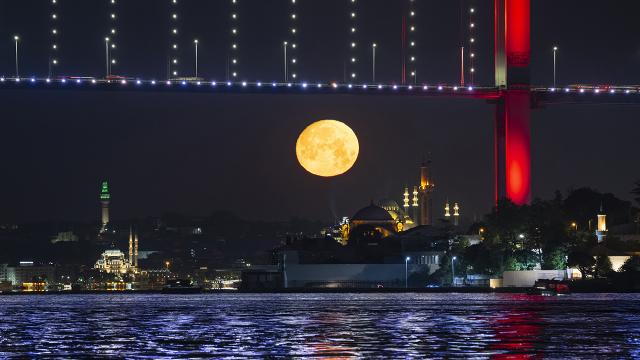 İstanbul’da kartpostallık dolunay manzarası