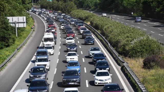 Kocaeli, Bolu ve Düzce'de yollarda bayram dönüşü yoğunluğu yaşanıyor