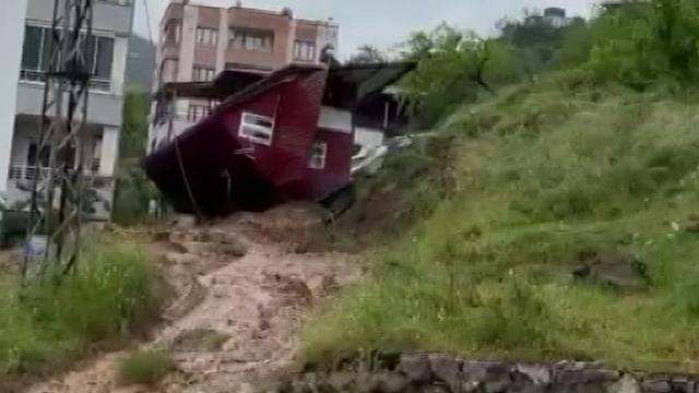 Osmaniye'de prefabrik evin devrilme anı kamerada