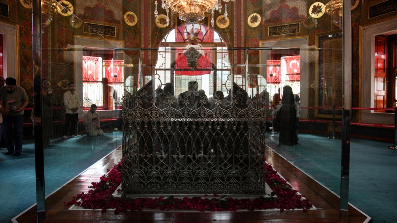 Fatih Sultan Mehmet Han Türbesi'ne vatandaşlardan yoğun ilgi