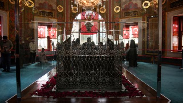 Fatih Sultan Mehmet Han Türbesi'ne vatandaşlardan yoğun ilgi