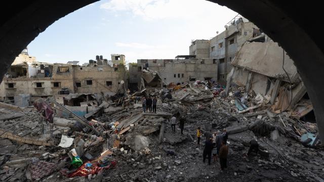 İsrail ordusu Gazze'nin Nuseyrat Kampı'ndaki bir binayı bombaladı