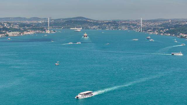 İstanbul Boğazı turkuaz renge büründü