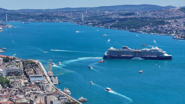 İstanbul Boğazı'nın turkuaz görüntüsü görenleri mest ediyor