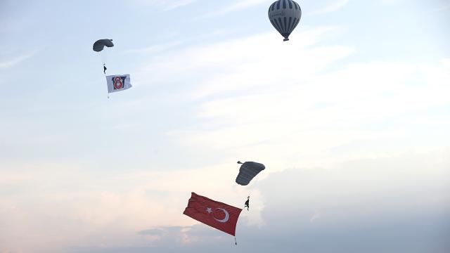 JÖAK timinden Kapadokya'da paraşüt gösterisi