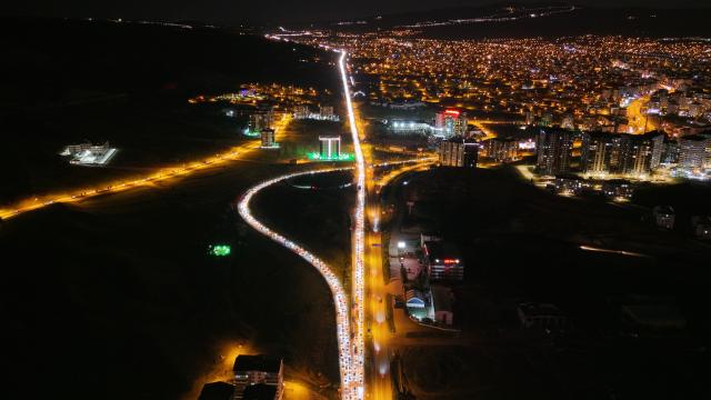 Tatilciler dönüş yolunda: 43 ilin geçiş noktasında kilometrelerce kuyruk