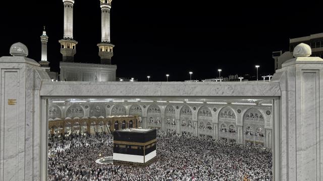 Kutsal topraklarda bulunan 1,7 milyonu aşkın Müslüman hacı oldu