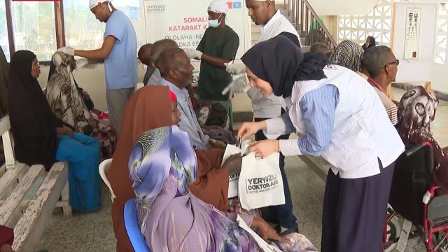 Yeryüzü Doktorları Derneği Somali'de şifa dağıtıyor